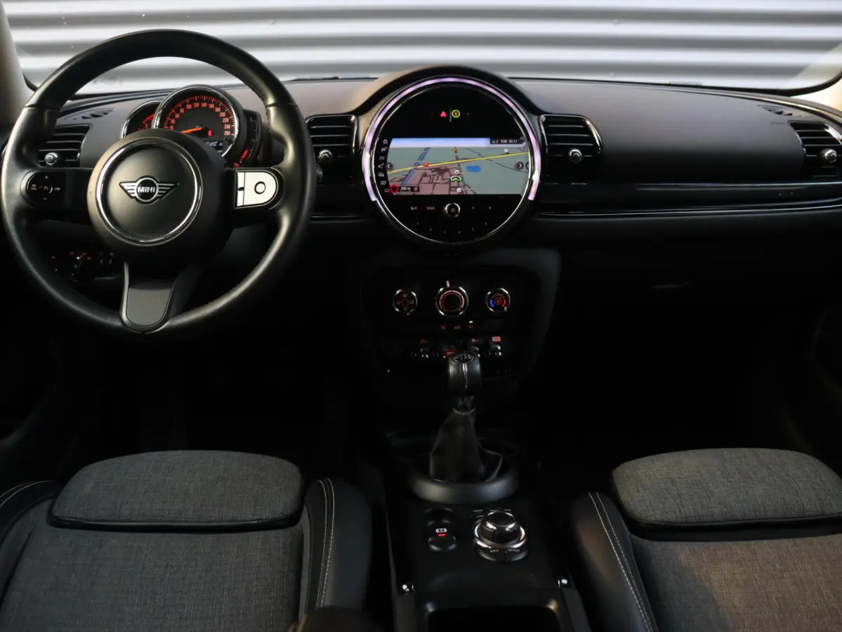 One | Cruise Control + Apple Carplay + Parkeersensor Achter + LED Koplampen + 17" LMV |