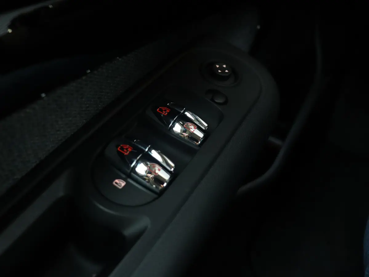 One | Cruise Control + Apple Carplay + Parkeersensor Achter + LED Koplampen + 17" LMV |