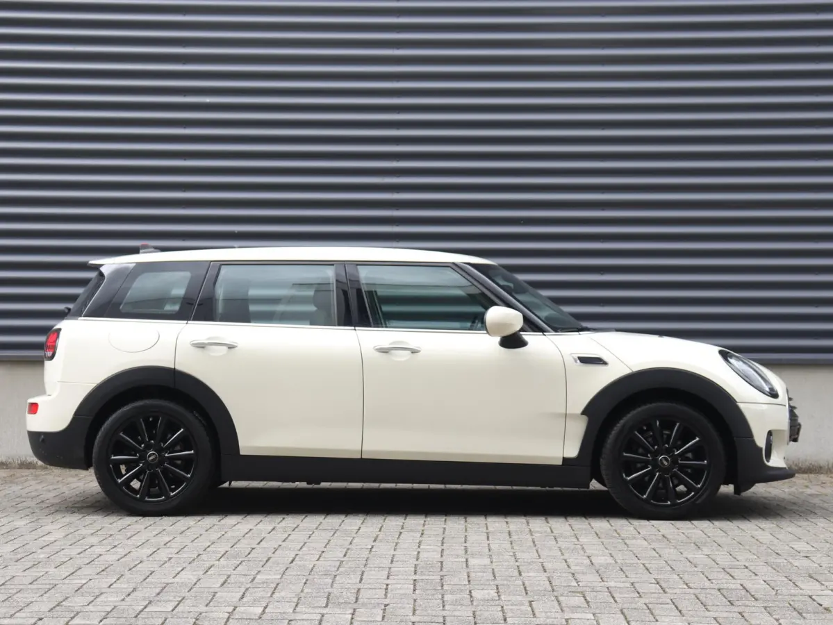 One | Cruise Control + Apple Carplay + Parkeersensor Achter + LED Koplampen + 17" LMV |