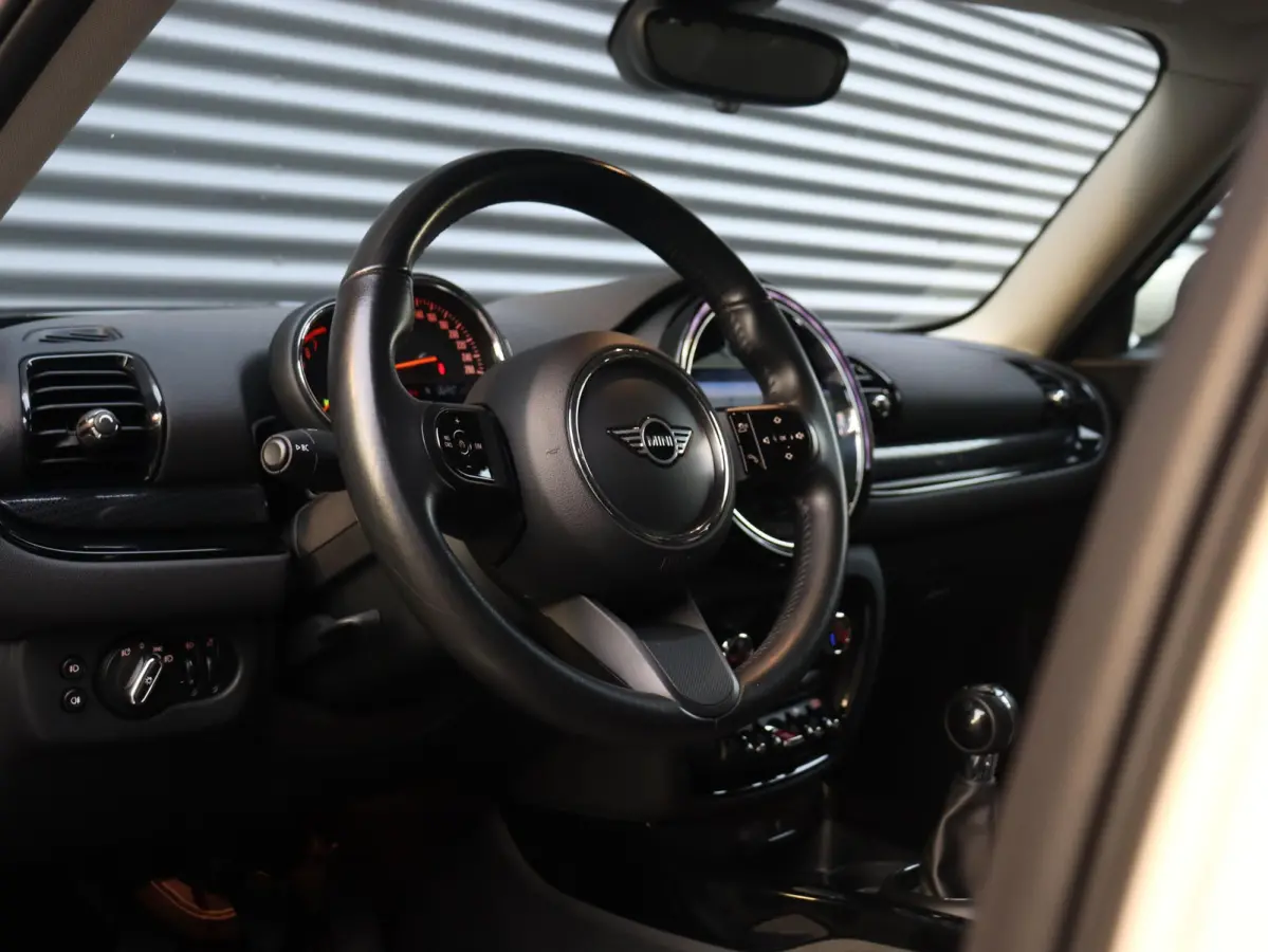 One | Cruise Control + Apple Carplay + Parkeersensor Achter + LED Koplampen + 17" LMV |