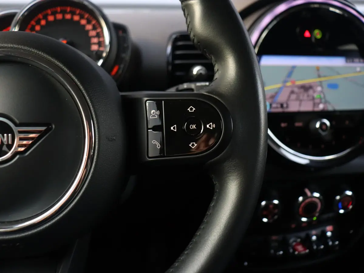 One | Cruise Control + Apple Carplay + Parkeersensor Achter + LED Koplampen + 17" LMV |