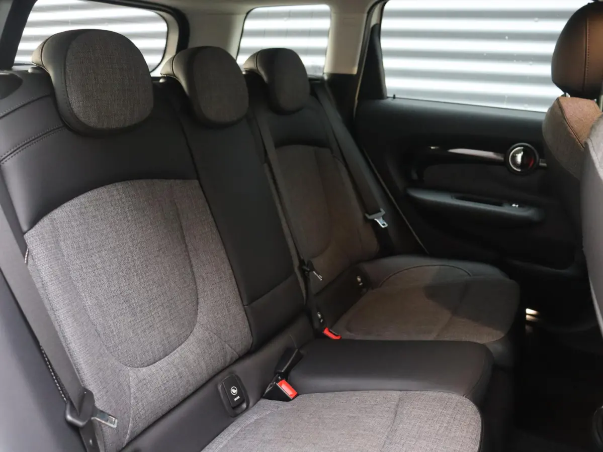 One | Cruise Control + Apple Carplay + Parkeersensor Achter + LED Koplampen + 17" LMV |
