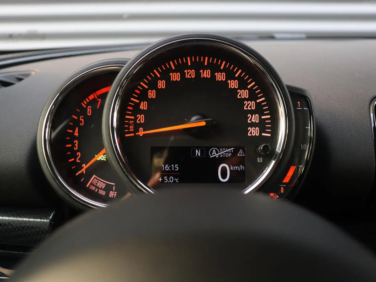 One | Cruise Control + Apple Carplay + Parkeersensor Achter + LED Koplampen + 17" LMV |