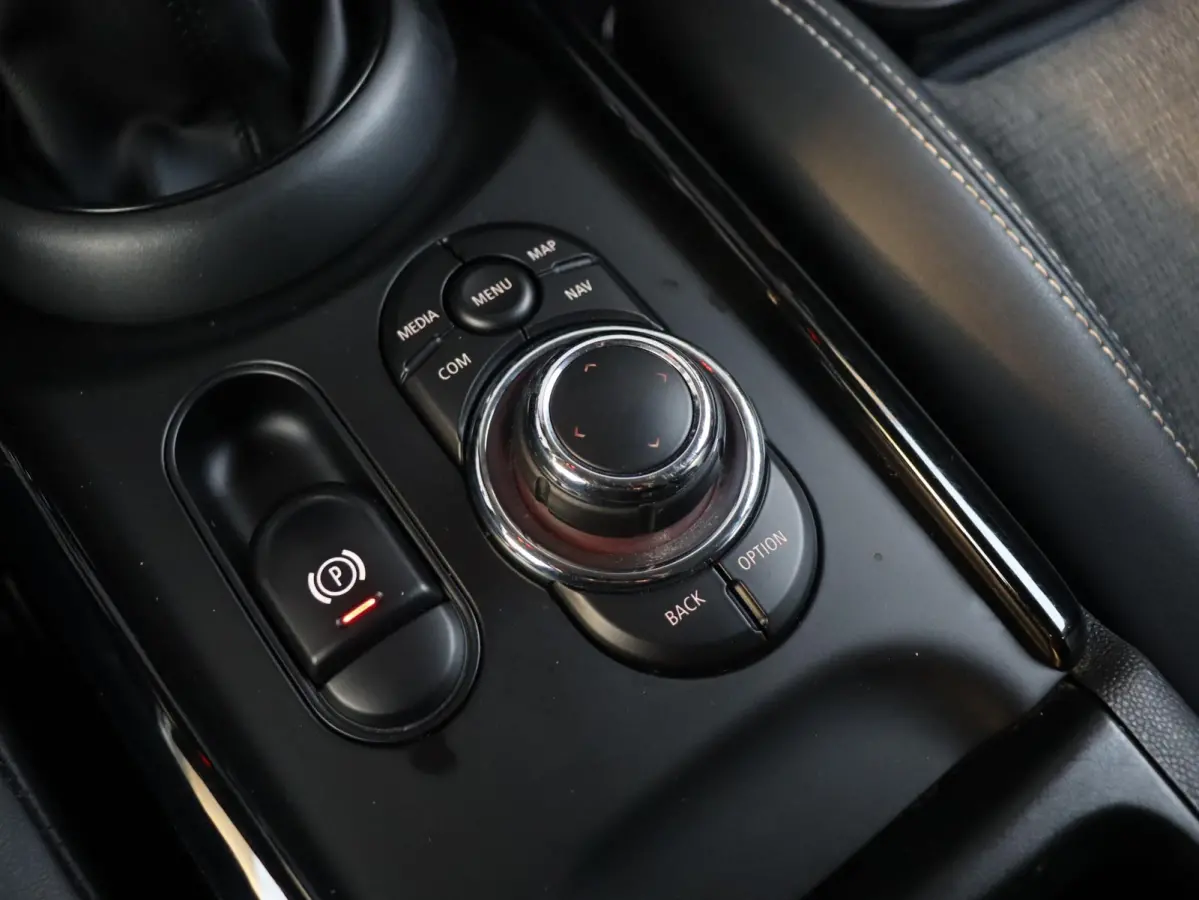 One | Cruise Control + Apple Carplay + Parkeersensor Achter + LED Koplampen + 17" LMV |