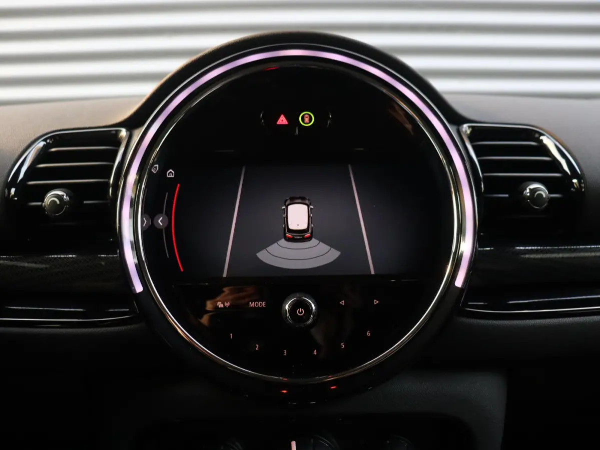 One | Cruise Control + Apple Carplay + Parkeersensor Achter + LED Koplampen + 17" LMV |