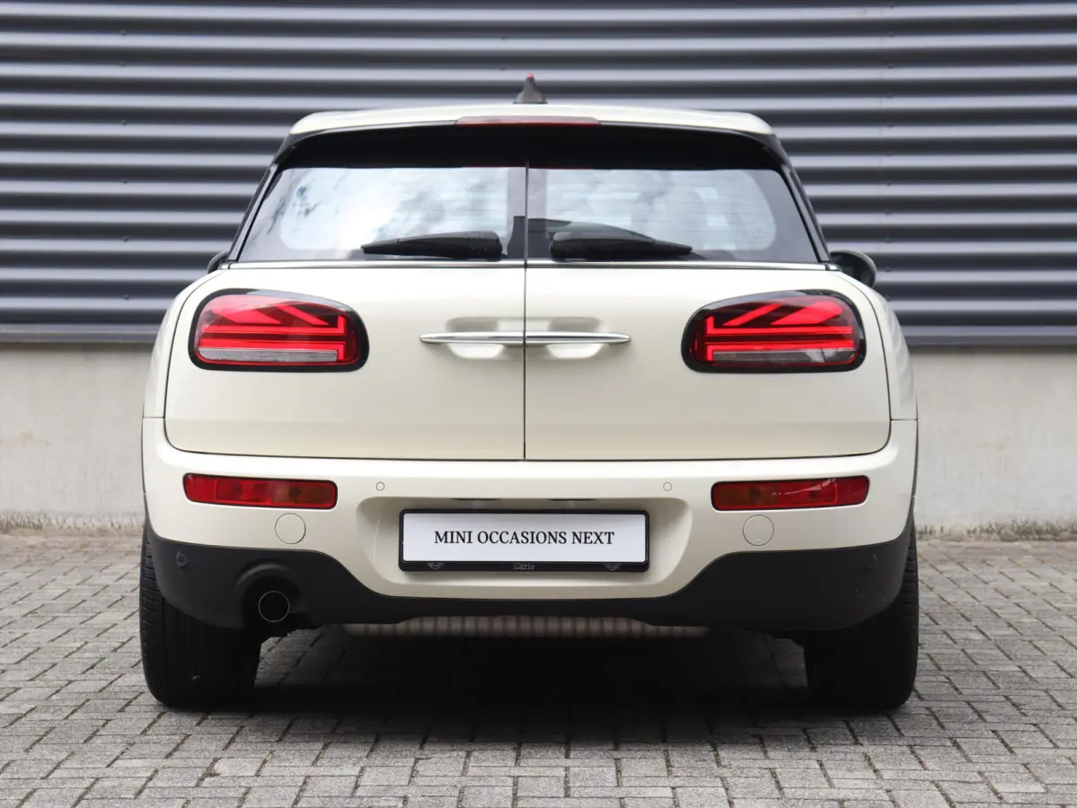 One | Cruise Control + Apple Carplay + Parkeersensor Achter + LED Koplampen + 17" LMV |