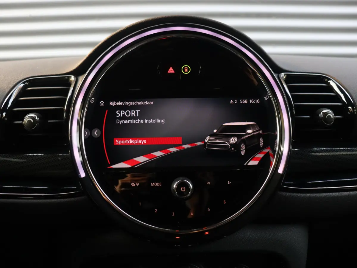 One | Cruise Control + Apple Carplay + Parkeersensor Achter + LED Koplampen + 17" LMV |