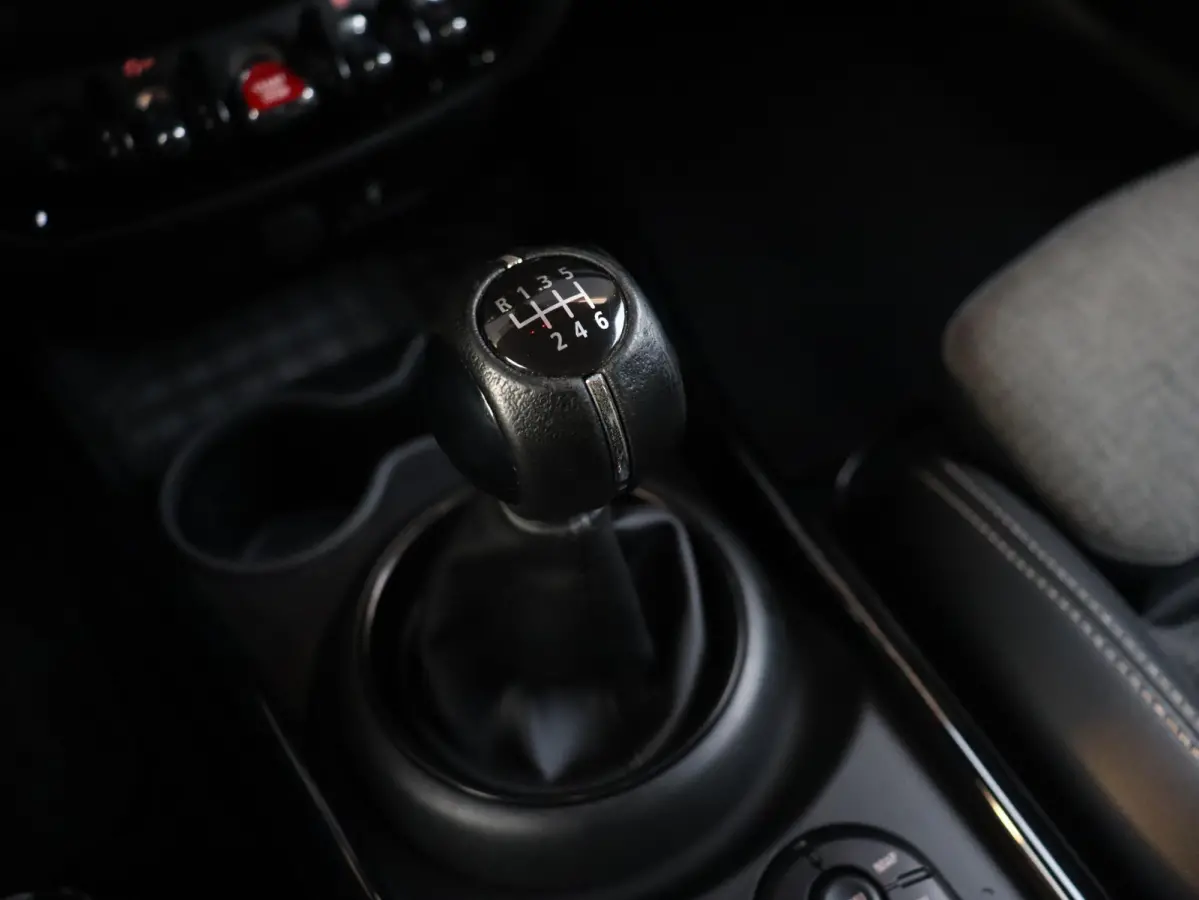 One | Cruise Control + Apple Carplay + Parkeersensor Achter + LED Koplampen + 17" LMV |