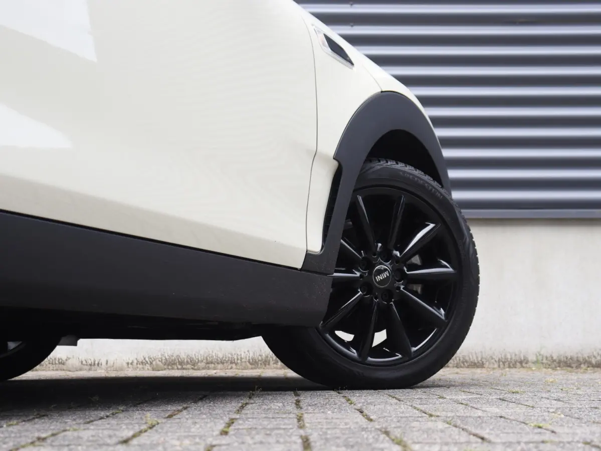 One | Cruise Control + Apple Carplay + Parkeersensor Achter + LED Koplampen + 17" LMV |