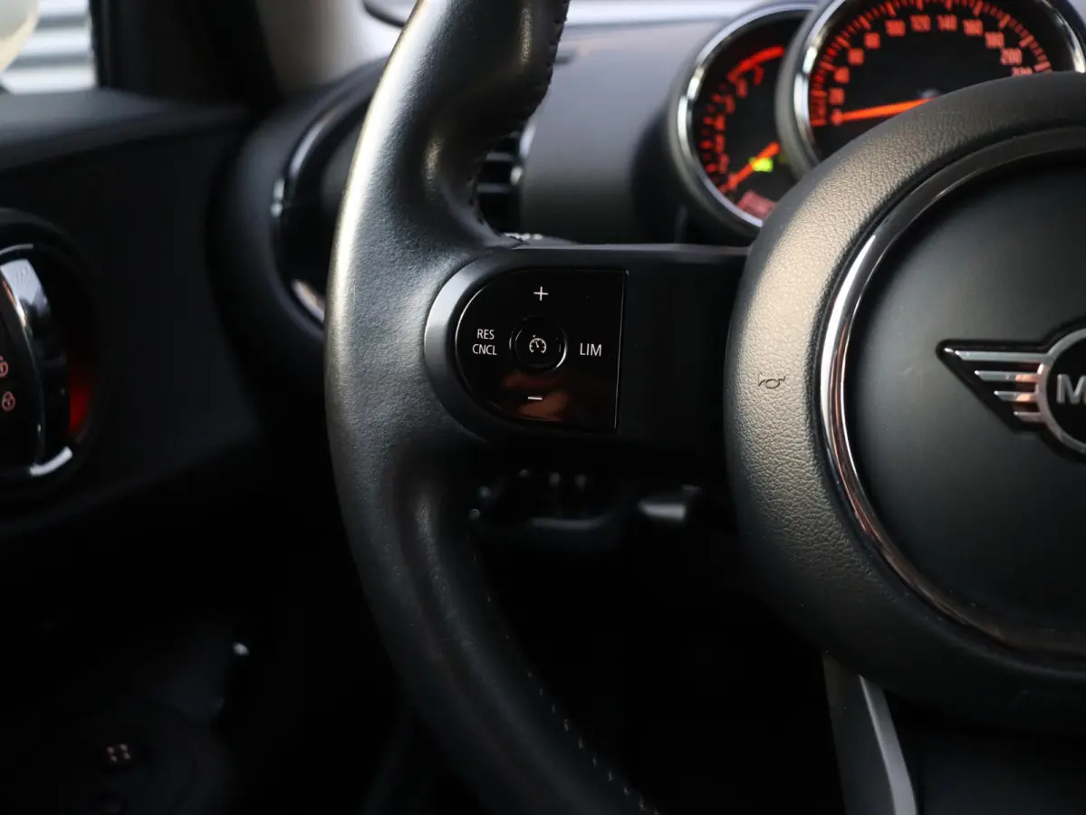 One | Cruise Control + Apple Carplay + Parkeersensor Achter + LED Koplampen + 17" LMV |