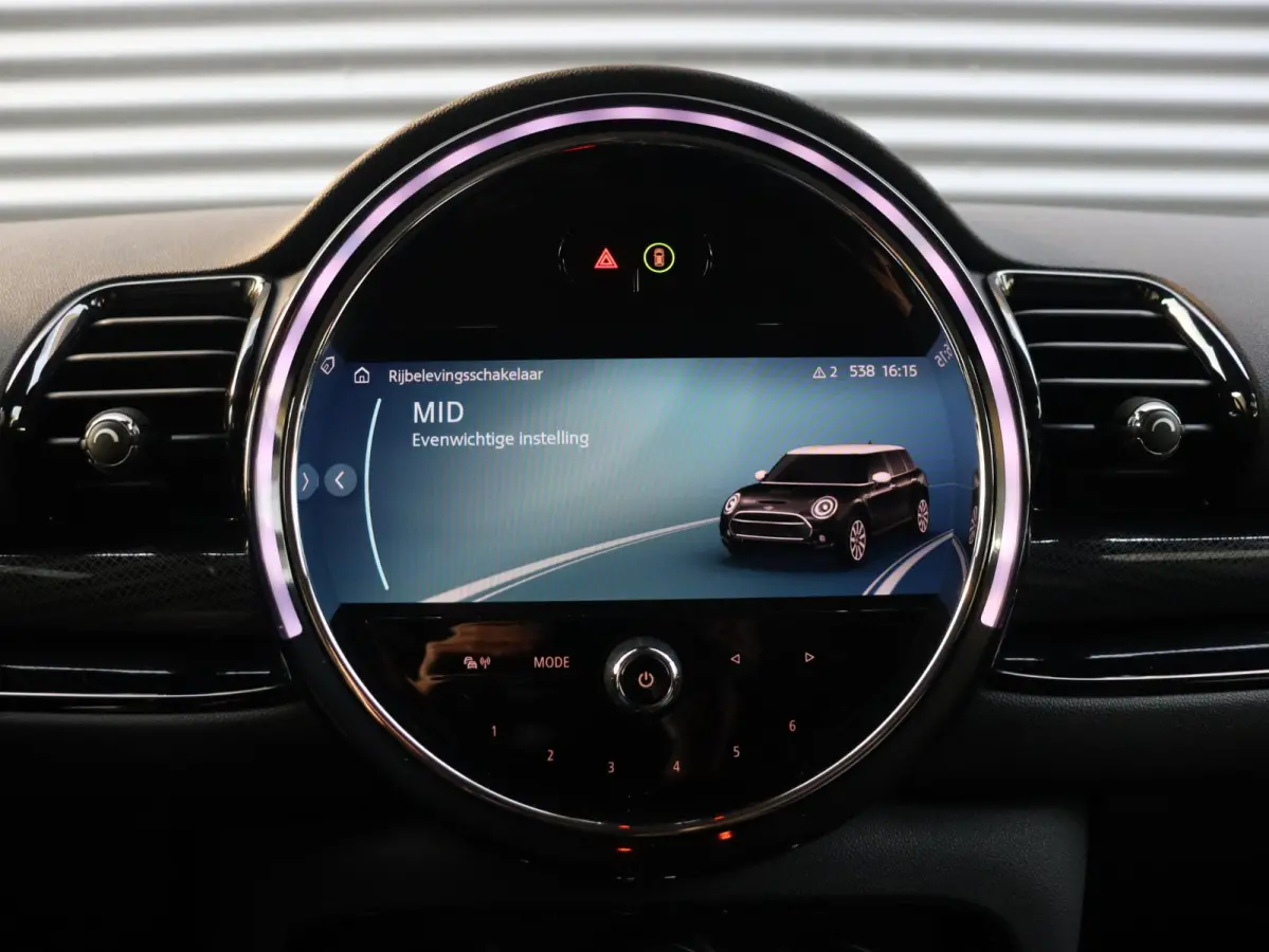 One | Cruise Control + Apple Carplay + Parkeersensor Achter + LED Koplampen + 17" LMV |