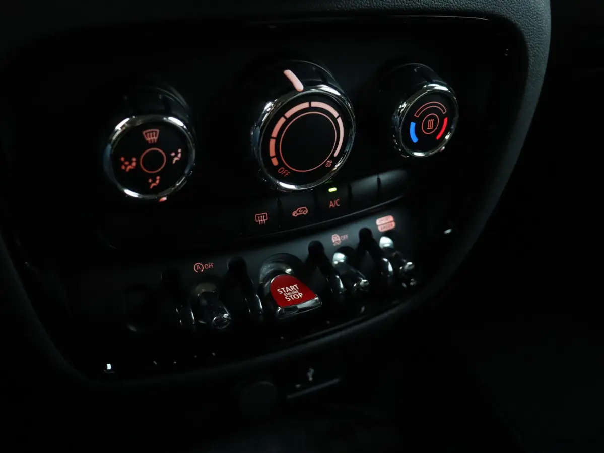 One | Cruise Control + Apple Carplay + Parkeersensor Achter + LED Koplampen + 17" LMV |