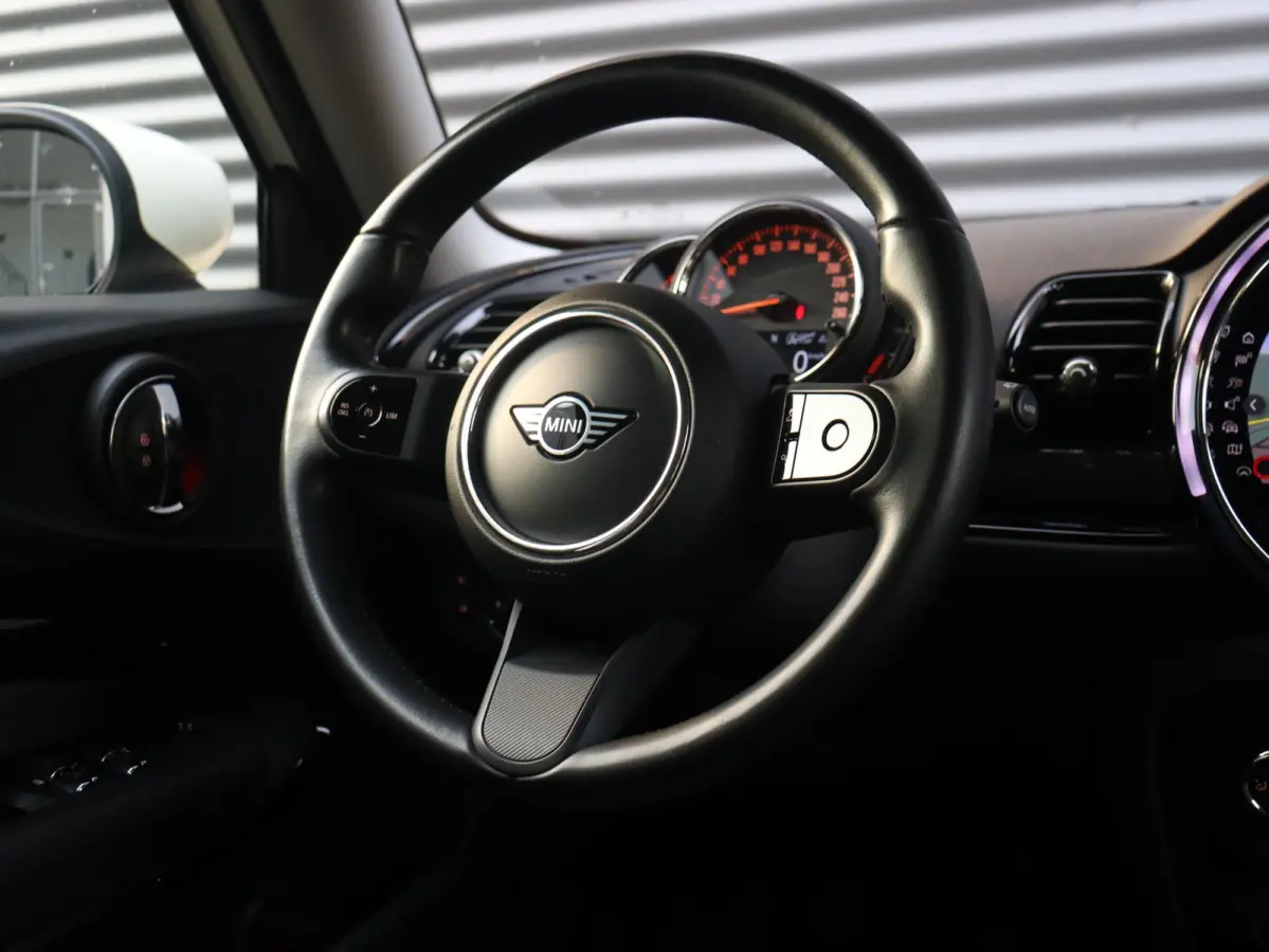 One | Cruise Control + Apple Carplay + Parkeersensor Achter + LED Koplampen + 17" LMV |