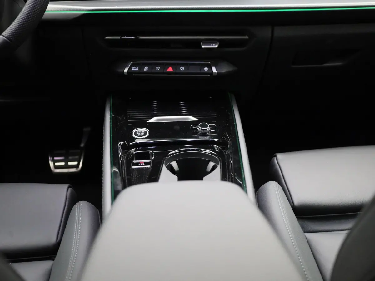 1.5 e-hybrid S edition l Demo l Adaptive cruise control l Achteruitrijcamera l Navigatie l Verwarmbare voorstoelen l Dodehoekdetectie l Matrix LED koplampen l Comfortsleutel l Alarm Klasse I