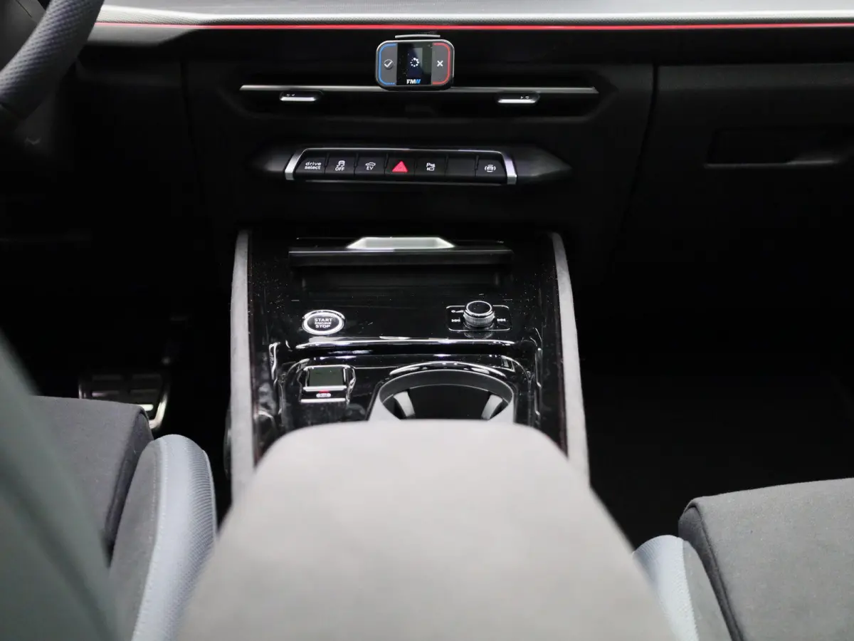 1.5 e-hybrid S edition l Demo l Adaptive cruise control l Airco l Navigatie l Stoelen voor, elekt. verstelb. l Geheugen bestuurdersstoel l Panorama-glasdak l Head-up display l 360 graden cam