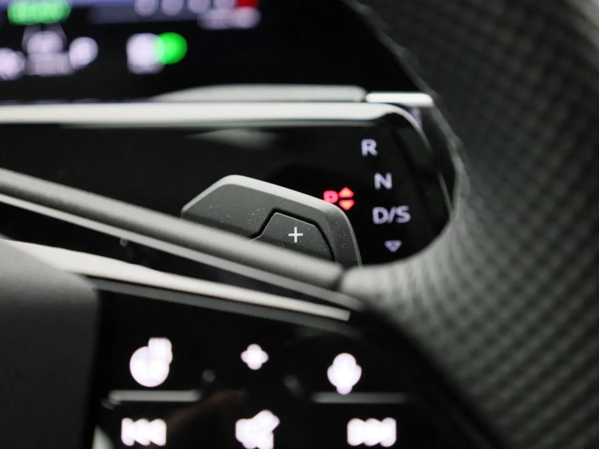 1.5 e-hybrid S edition l Demo l Adaptive cruise control l Airco l Navigatie l Stoelen voor, elekt. verstelb. l Geheugen bestuurdersstoel l Panorama-glasdak l Head-up display l 360 graden cam