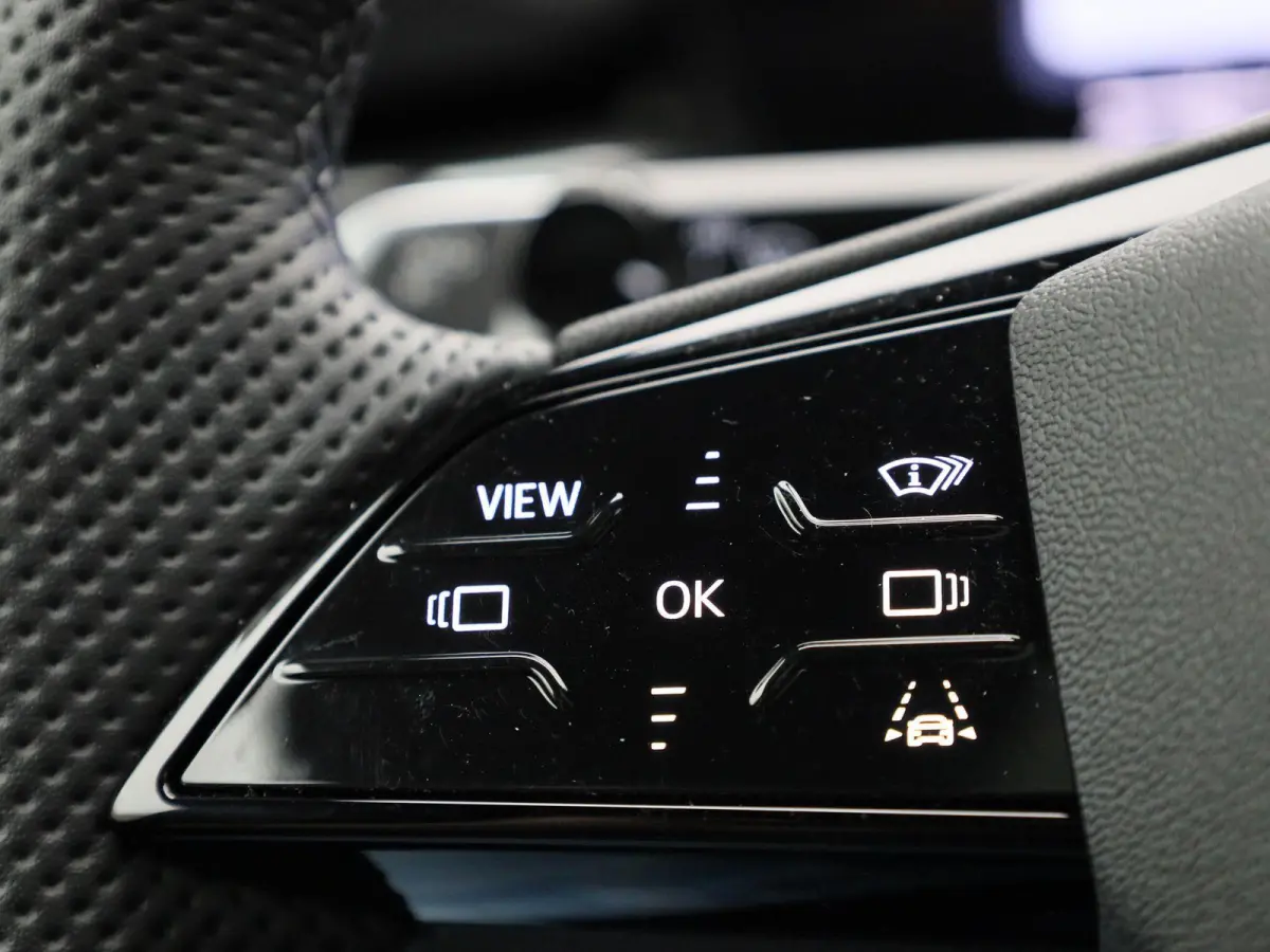 1.5 e-hybrid S edition l Demo l Adaptive cruise control l Airco l Navigatie l Stoelen voor, elekt. verstelb. l Geheugen bestuurdersstoel l Panorama-glasdak l Head-up display l 360 graden cam