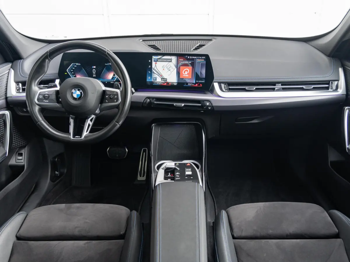 xDrive23i | M Sportpakket | Travel Pack | Achteruitrijcamera | Panoramadak | Stoelverwarming | 18'' |