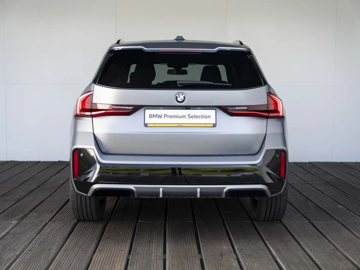 xDrive23i | M Sportpakket | Travel Pack | Achteruitrijcamera | Panoramadak | Stoelverwarming | 18'' |