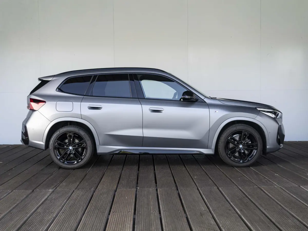 xDrive23i | M Sportpakket | Travel Pack | Achteruitrijcamera | Panoramadak | Stoelverwarming | 18'' |