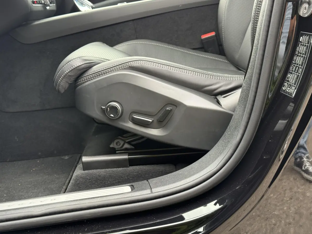T6 Black Edition Ultra AWD Plug-in Hybrid | 360 Camera | Bliss | Keyless | Elektrische stoelen | Stuur & stoel verwarming |
