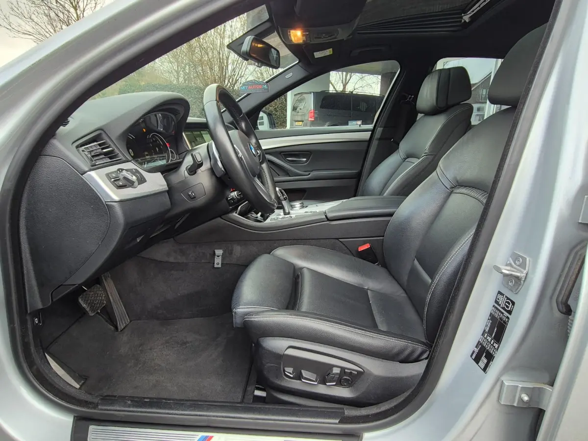 520i High Executive 12 maanden GARANTIE M Sport Schuifdak Apple CarPlay 2e eigenaar dig. Dash NAP NL