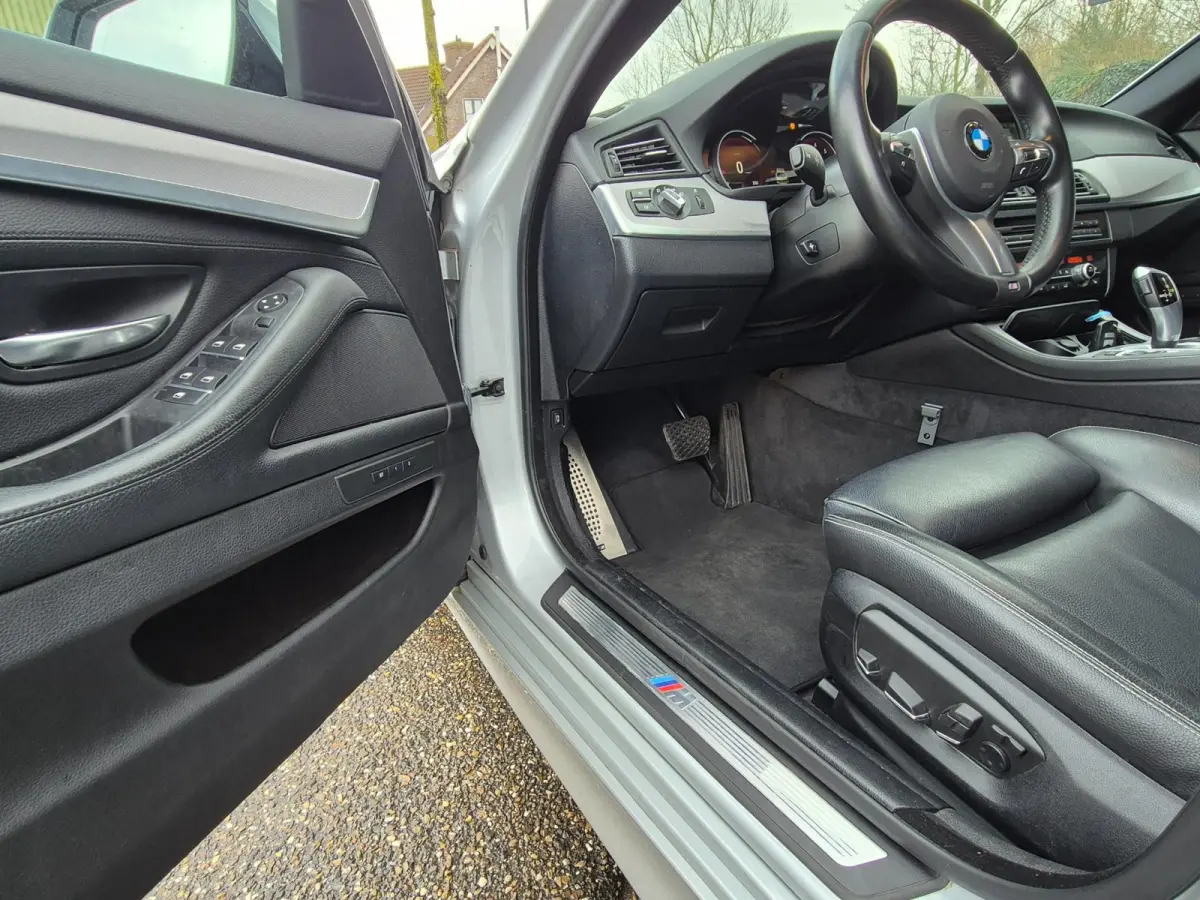 520i High Executive 12 maanden GARANTIE M Sport Schuifdak Apple CarPlay 2e eigenaar dig. Dash NAP NL