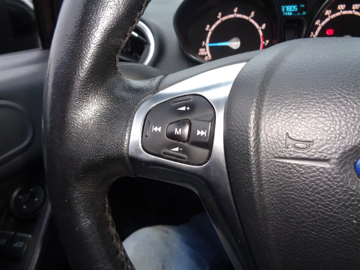 1.0 Style airco, trekhaak, LM velgen