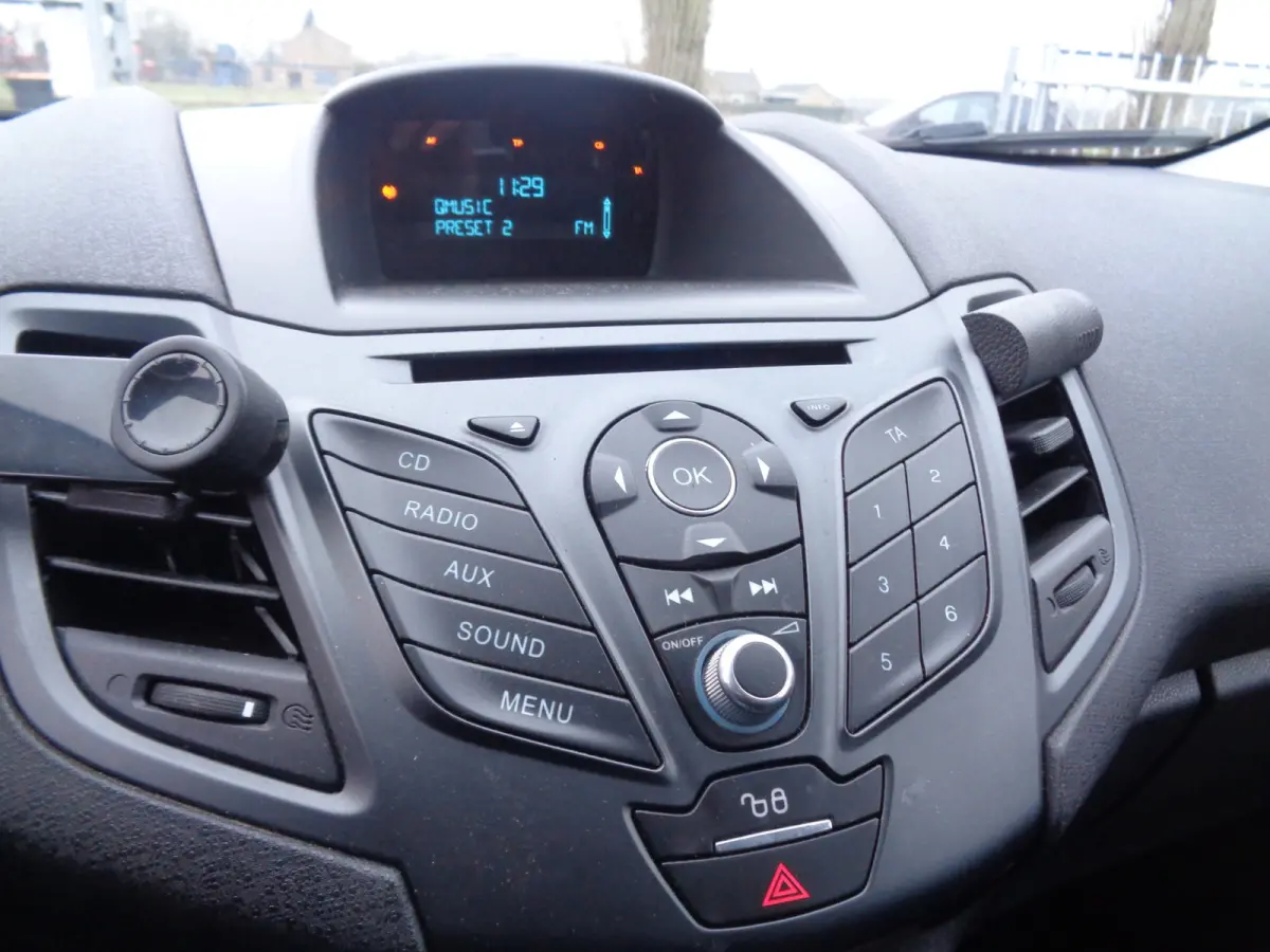 1.0 Style airco, trekhaak, LM velgen