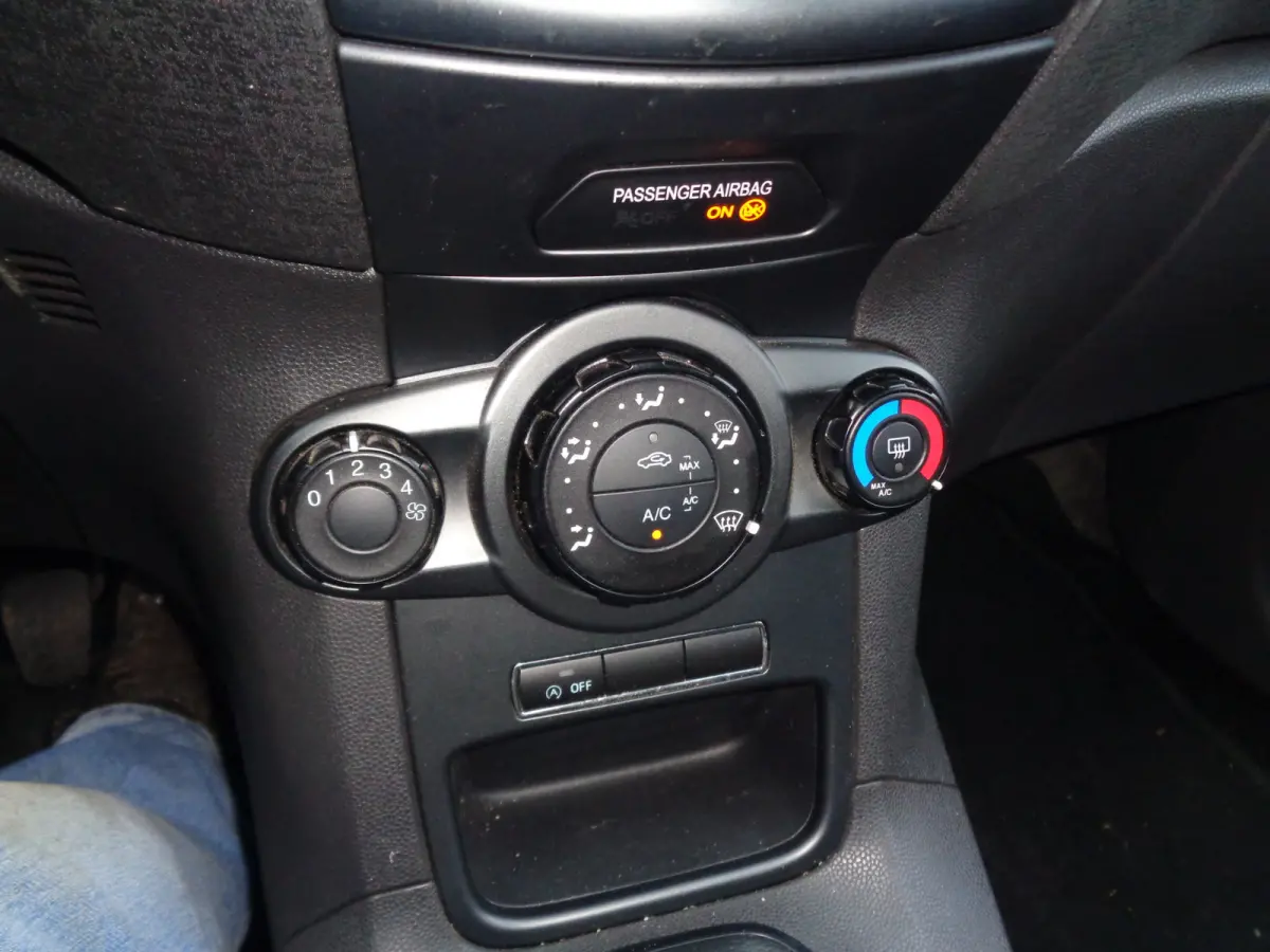 1.0 Style airco, trekhaak, LM velgen