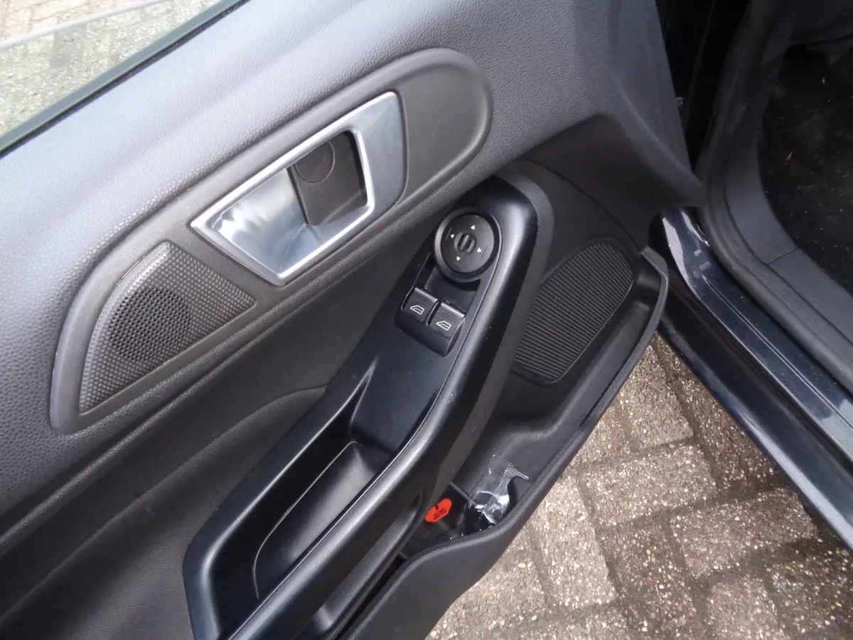 1.0 Style airco, trekhaak, LM velgen