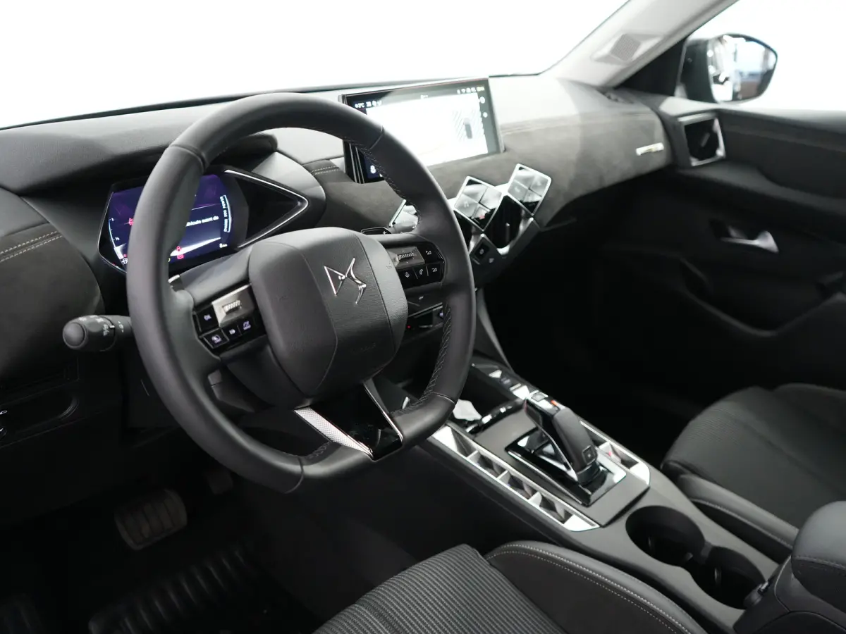 Performance Line | 17" lichtmetalen velgen DUBLIN | DS Iris Navigatie System | Draadloze Apple CarPlay™, Android Auto®