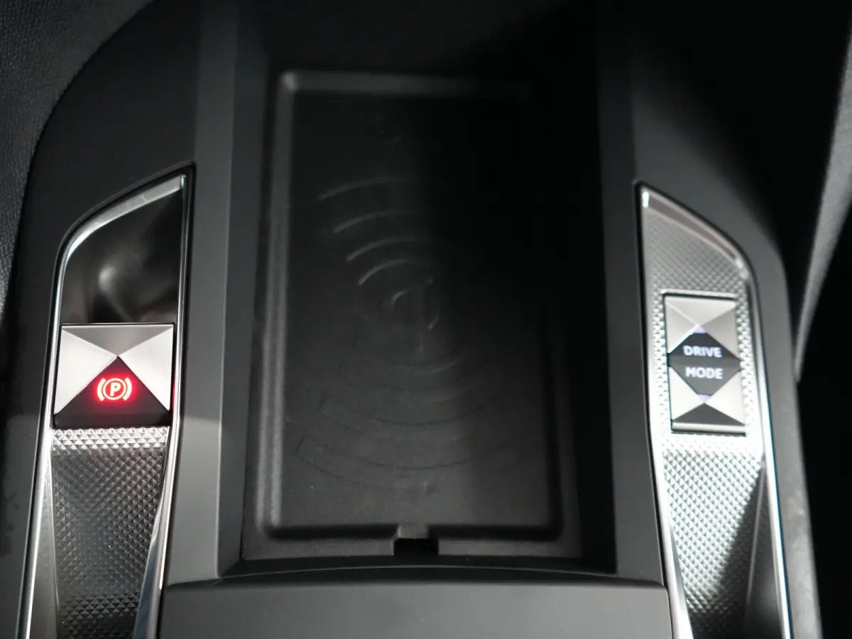 Performance Line | 17" lichtmetalen velgen DUBLIN | DS Iris Navigatie System | Draadloze Apple CarPlay™, Android Auto®