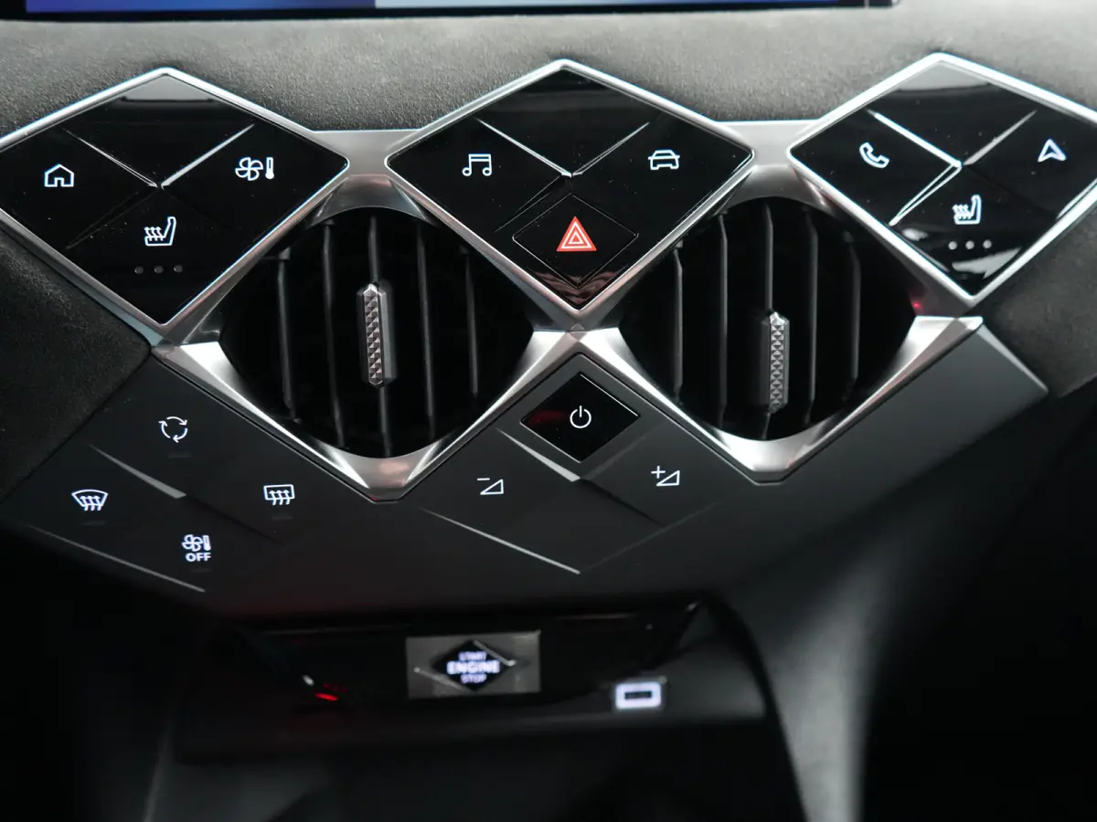 Performance Line | 17" lichtmetalen velgen DUBLIN | DS Iris Navigatie System | Draadloze Apple CarPlay™, Android Auto®