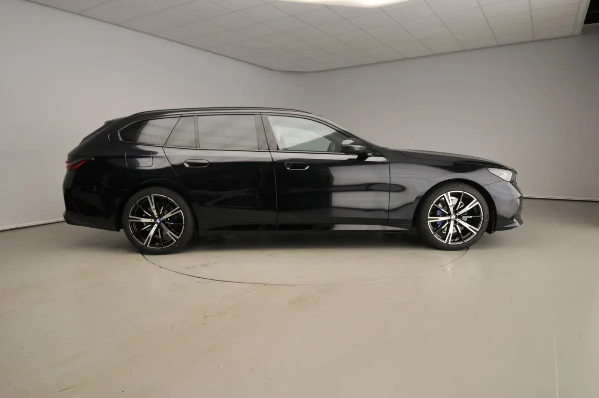 520i M Sportpakket Pro | Innovation Pack | Travel Pack | High Executive | Iconic Glow | Harman Kardon | Panoramadak | Trekhaak | Showroom Selection