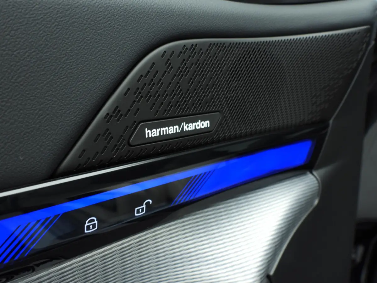 520i M Sportpakket Pro | Innovation Pack | Travel Pack | High Executive | Iconic Glow | Harman Kardon | Panoramadak | Trekhaak | Showroom Selection