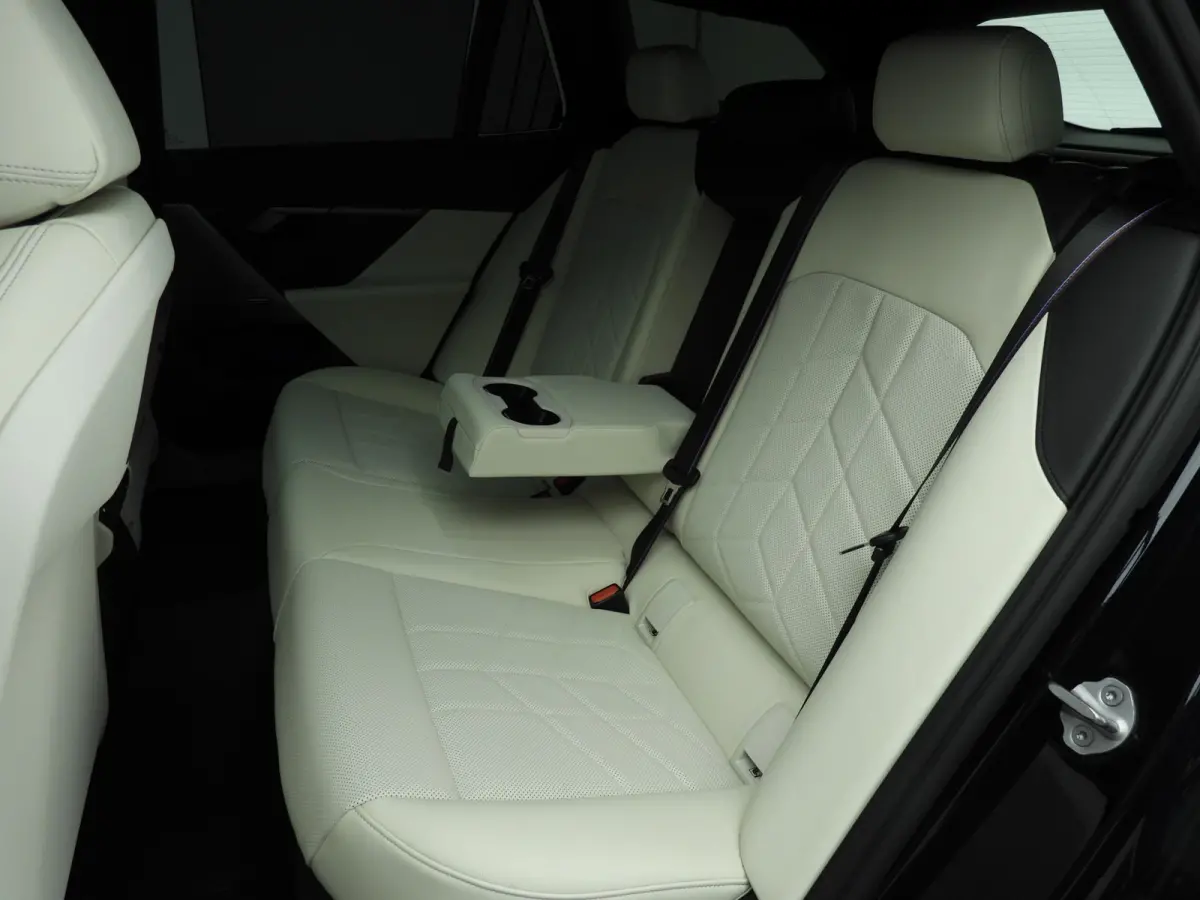 520i M Sportpakket Pro | Innovation Pack | Travel Pack | High Executive | Iconic Glow | Harman Kardon | Panoramadak | Trekhaak | Showroom Selection