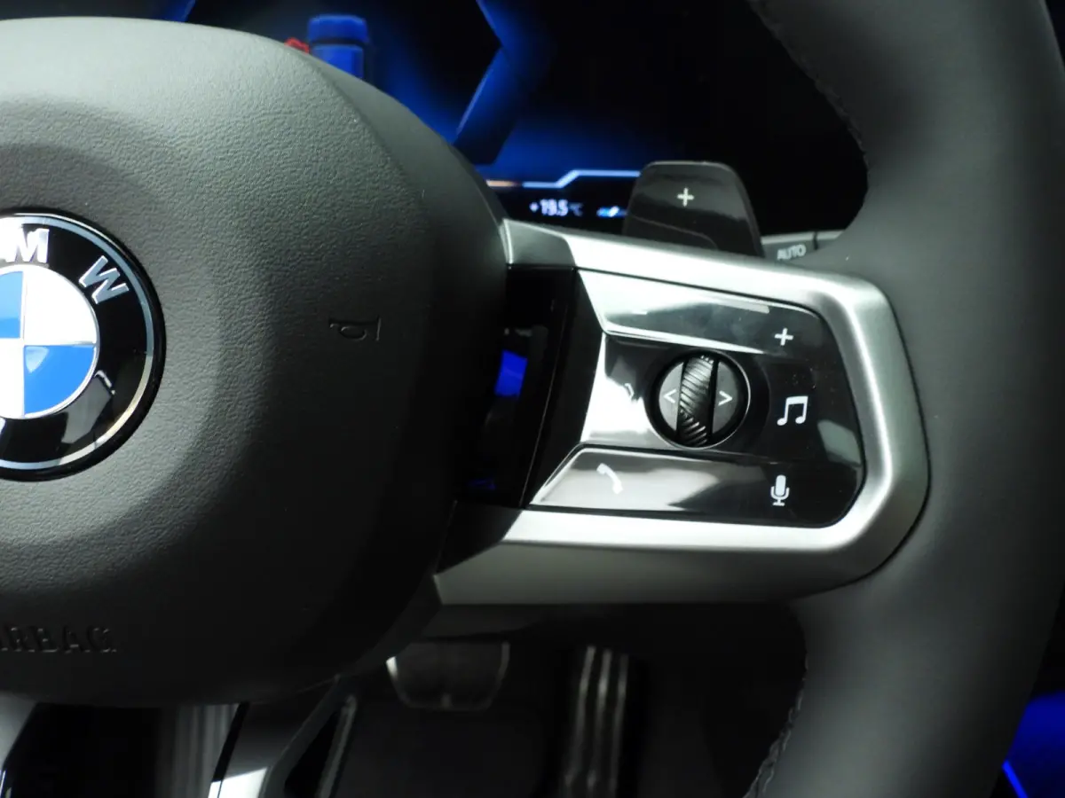 520i M Sportpakket Pro | Innovation Pack | Travel Pack | High Executive | Iconic Glow | Harman Kardon | Panoramadak | Trekhaak | Showroom Selection