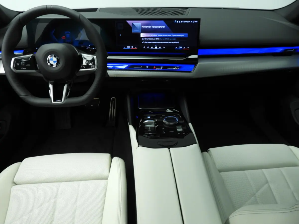 520i M Sportpakket Pro | Innovation Pack | Travel Pack | High Executive | Iconic Glow | Harman Kardon | Panoramadak | Trekhaak | Showroom Selection