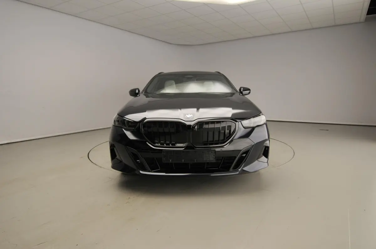 520i M Sportpakket Pro | Innovation Pack | Travel Pack | High Executive | Iconic Glow | Harman Kardon | Panoramadak | Trekhaak | Showroom Selection