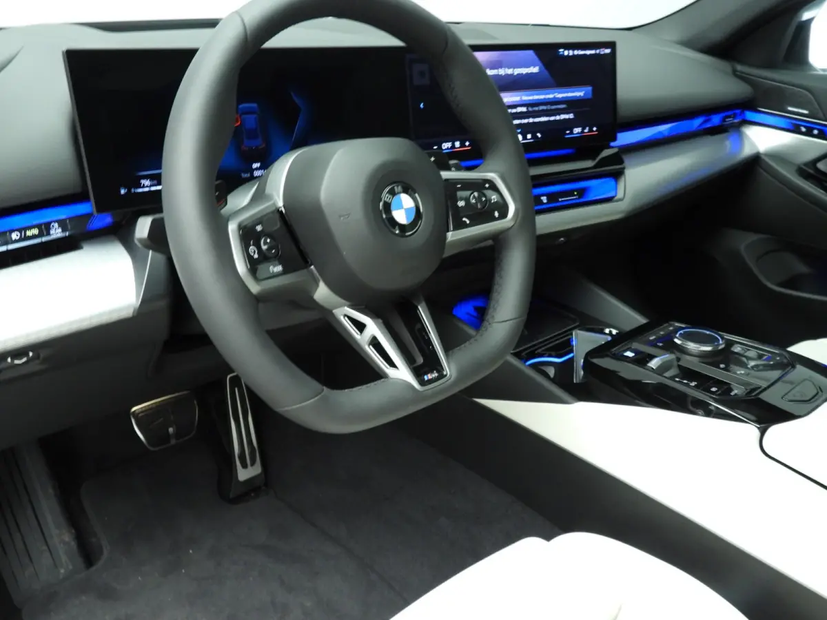 520i M Sportpakket Pro | Innovation Pack | Travel Pack | High Executive | Iconic Glow | Harman Kardon | Panoramadak | Trekhaak | Showroom Selection