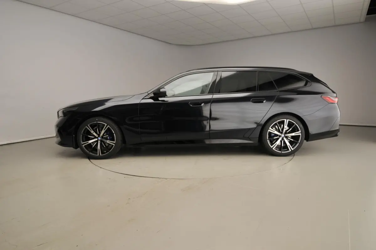 520i M Sportpakket Pro | Innovation Pack | Travel Pack | High Executive | Iconic Glow | Harman Kardon | Panoramadak | Trekhaak | Showroom Selection