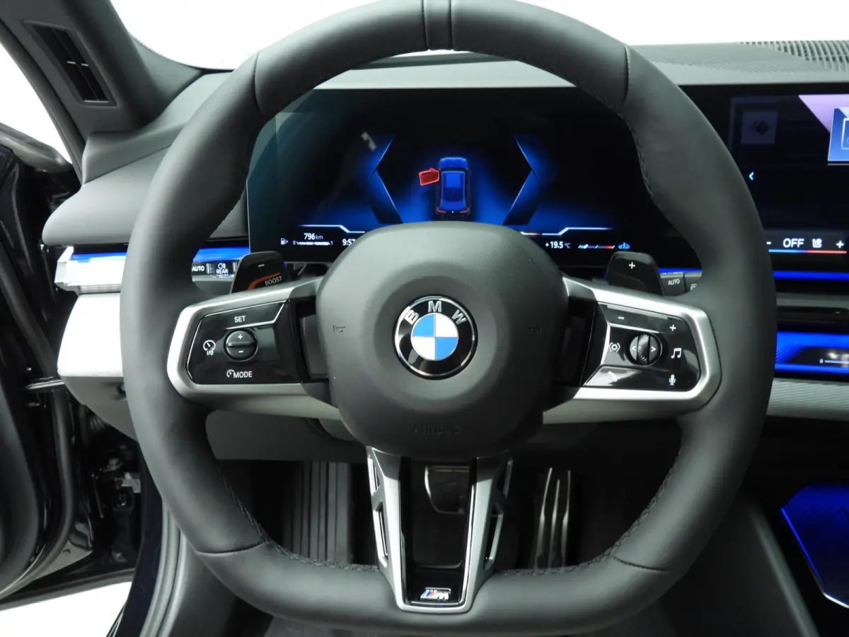 520i M Sportpakket Pro | Innovation Pack | Travel Pack | High Executive | Iconic Glow | Harman Kardon | Panoramadak | Trekhaak | Showroom Selection