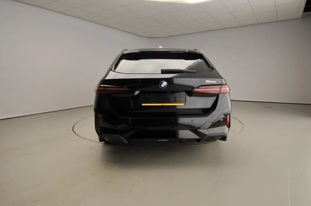 520i M Sportpakket Pro | Innovation Pack | Travel Pack | High Executive | Iconic Glow | Harman Kardon | Panoramadak | Trekhaak | Showroom Selection