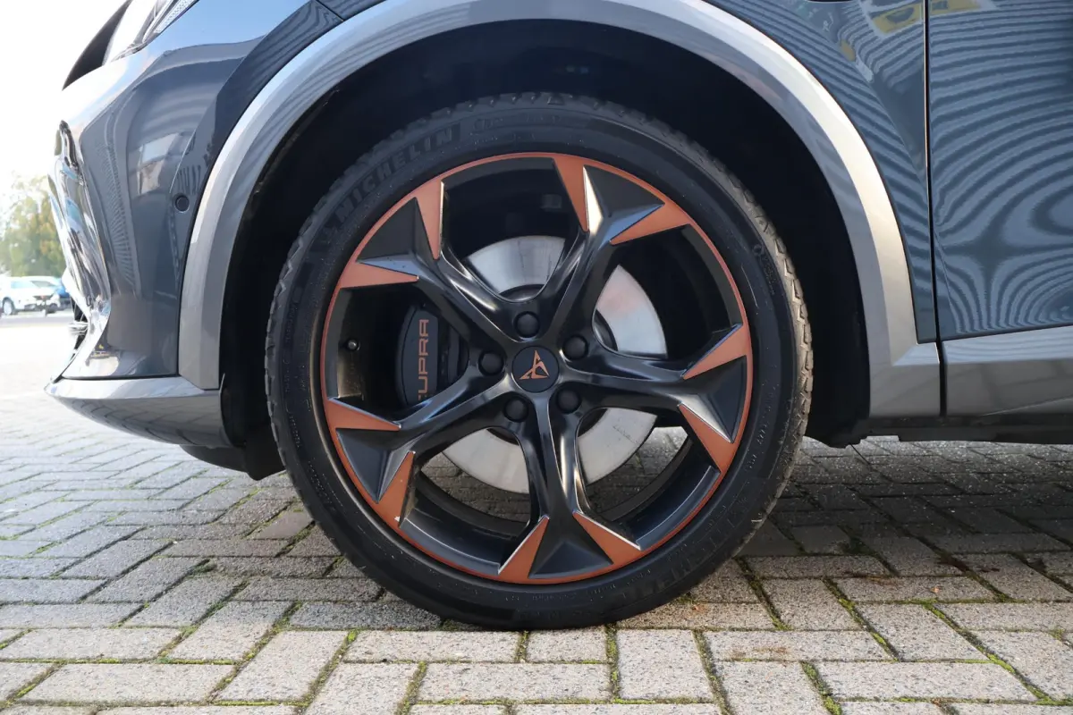 1.4 VZ Copper Edition 245PK | 1e Eigenaar | Dealer Onderh. | BTW | Cupra knop | Sfeer | 360Cam | Winterpack | Matrix LED | Camera | Elek klep | ACC | Climate | Carplay | 1 Laadkabel | Donker