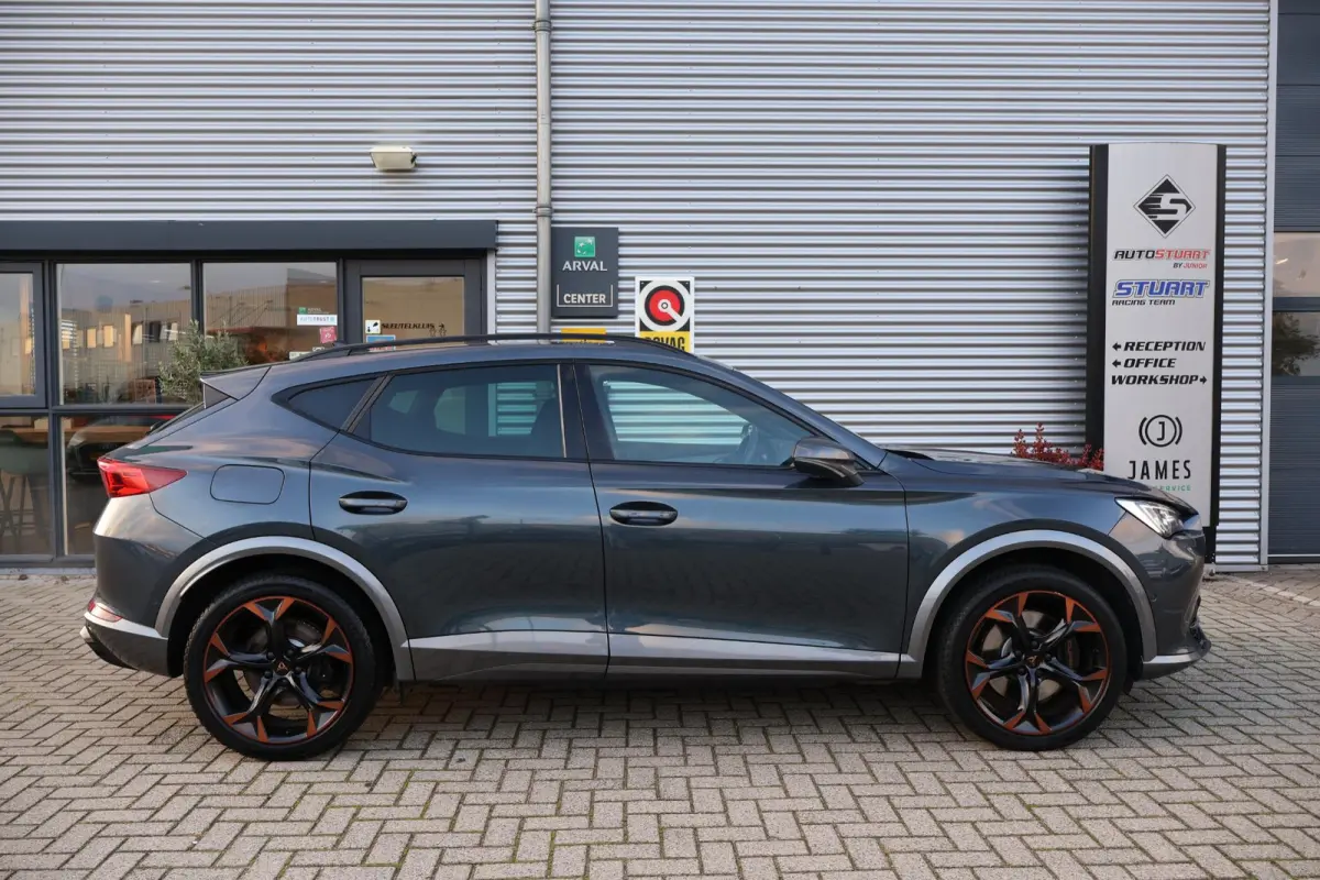 1.4 VZ Copper Edition 245PK | 1e Eigenaar | Dealer Onderh. | BTW | Cupra knop | Sfeer | 360Cam | Winterpack | Matrix LED | Camera | Elek klep | ACC | Climate | Carplay | 1 Laadkabel | Donker