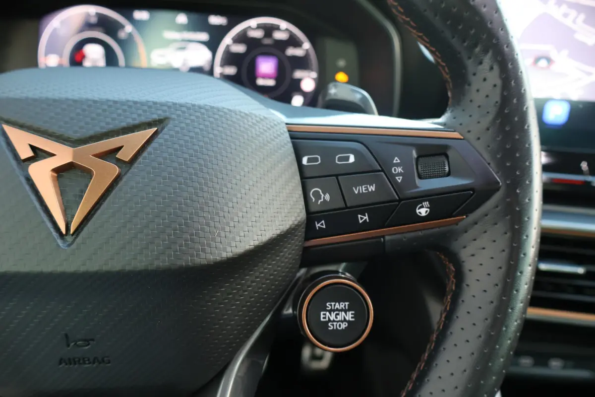 1.4 VZ Copper Edition 245PK | 1e Eigenaar | Dealer Onderh. | BTW | Cupra knop | Sfeer | 360Cam | Winterpack | Matrix LED | Camera | Elek klep | ACC | Climate | Carplay | 1 Laadkabel | Donker