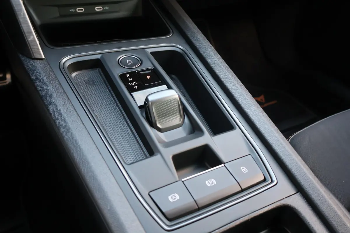 1.4 VZ Copper Edition 245PK | 1e Eigenaar | Dealer Onderh. | BTW | Cupra knop | Sfeer | 360Cam | Winterpack | Matrix LED | Camera | Elek klep | ACC | Climate | Carplay | 1 Laadkabel | Donker