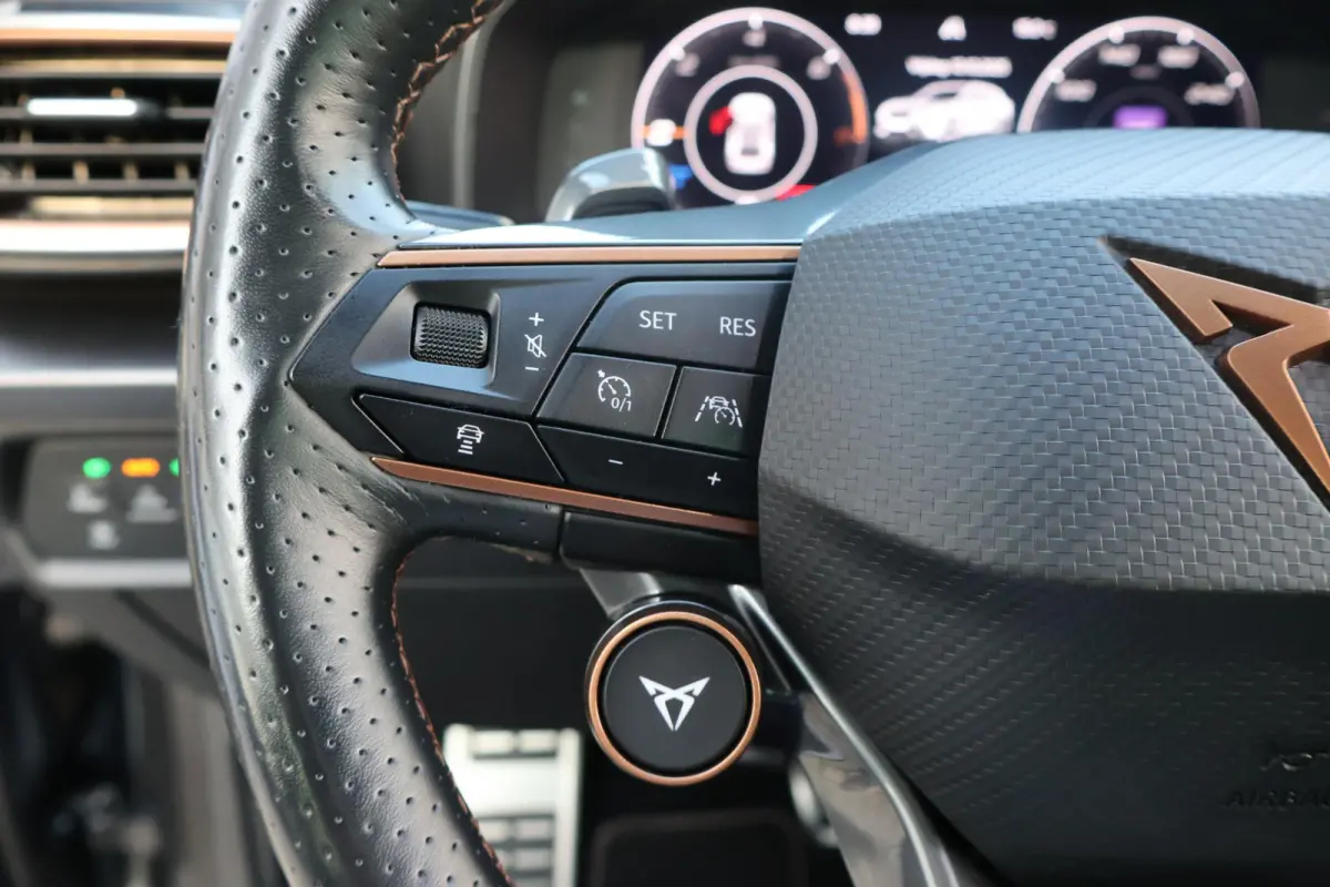 1.4 VZ Copper Edition 245PK | 1e Eigenaar | Dealer Onderh. | BTW | Cupra knop | Sfeer | 360Cam | Winterpack | Matrix LED | Camera | Elek klep | ACC | Climate | Carplay | 1 Laadkabel | Donker