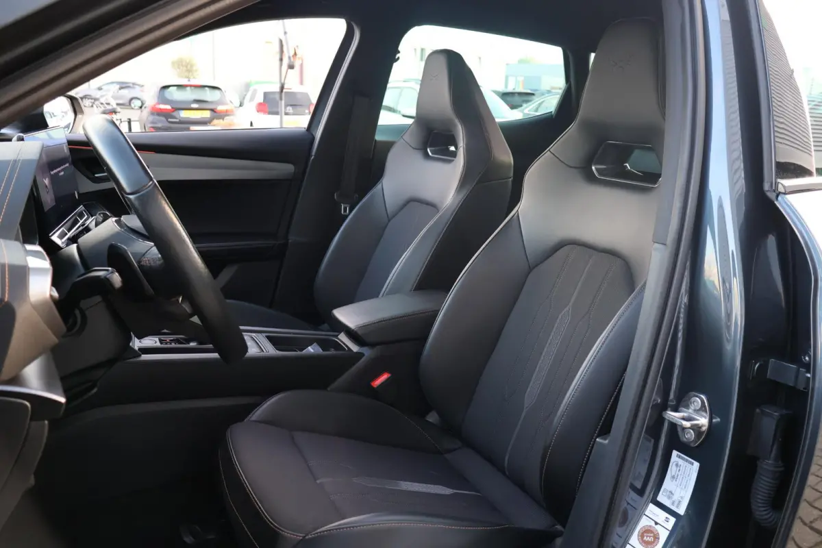 1.4 VZ Copper Edition 245PK | 1e Eigenaar | Dealer Onderh. | BTW | Cupra knop | Sfeer | 360Cam | Winterpack | Matrix LED | Camera | Elek klep | ACC | Climate | Carplay | 1 Laadkabel | Donker